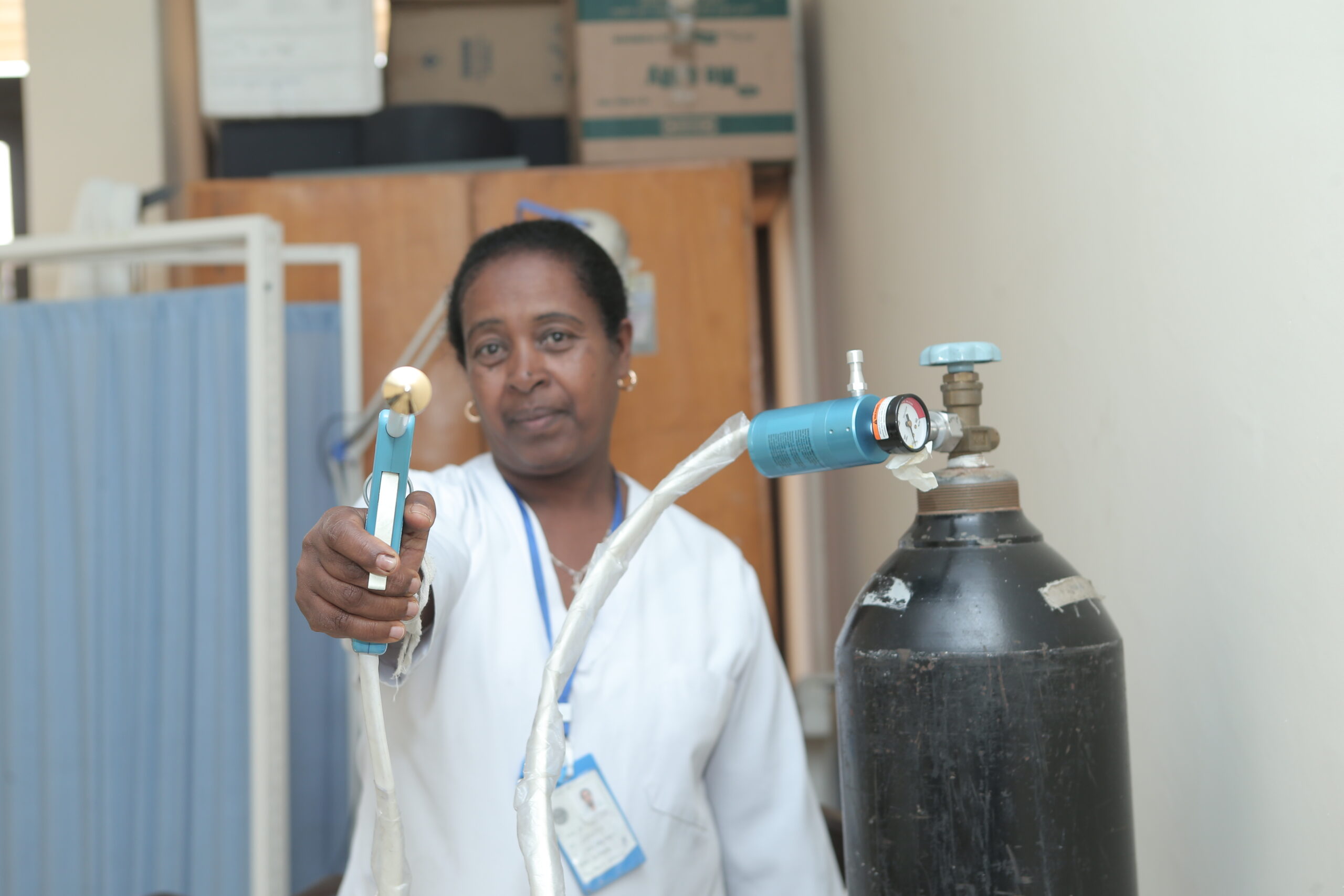 A health worker holds a technology used for cryotherapy